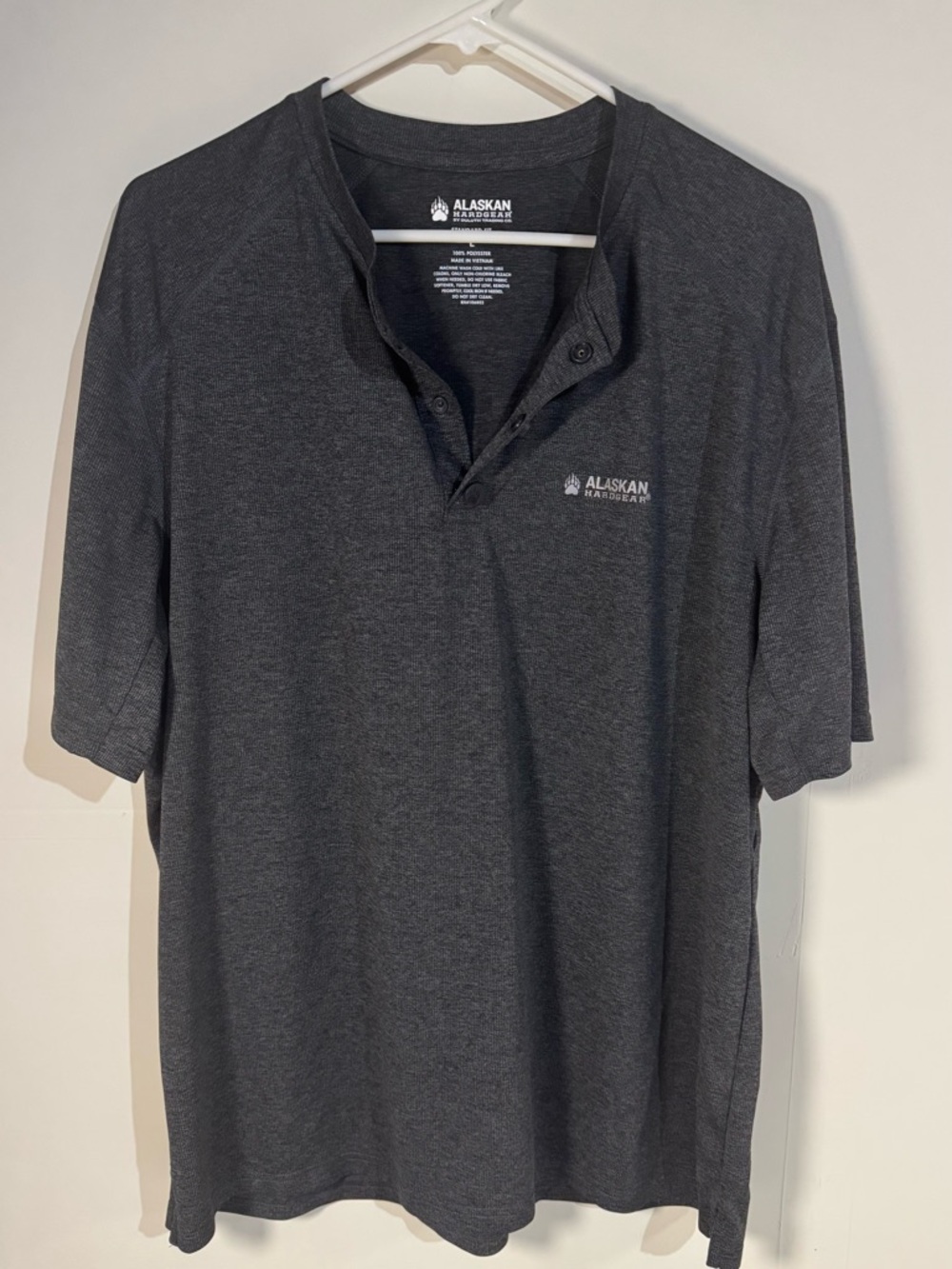 Alaskan hard gear by Duluth Trading Co gray Henley Polo men’s short sleeve shirt